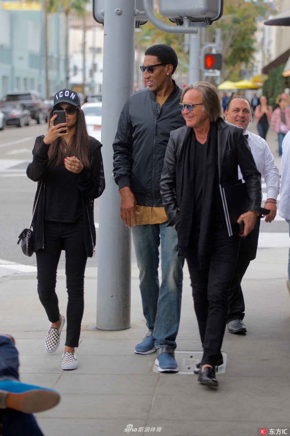 皮蓬与超模父亲逛街勾肩搭背