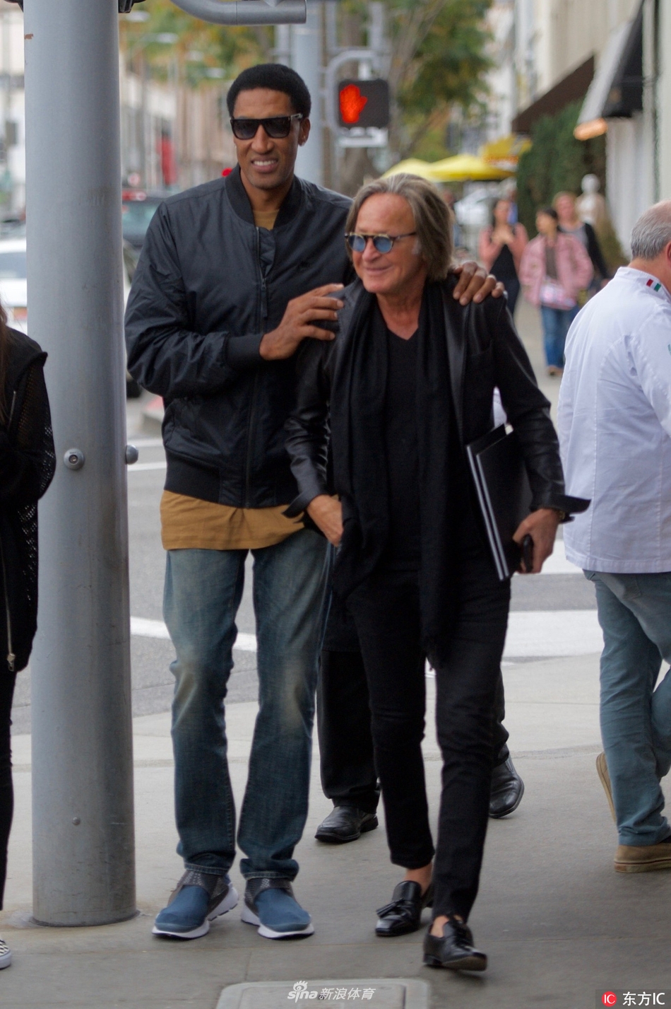 皮蓬与超模父亲逛街勾肩搭背