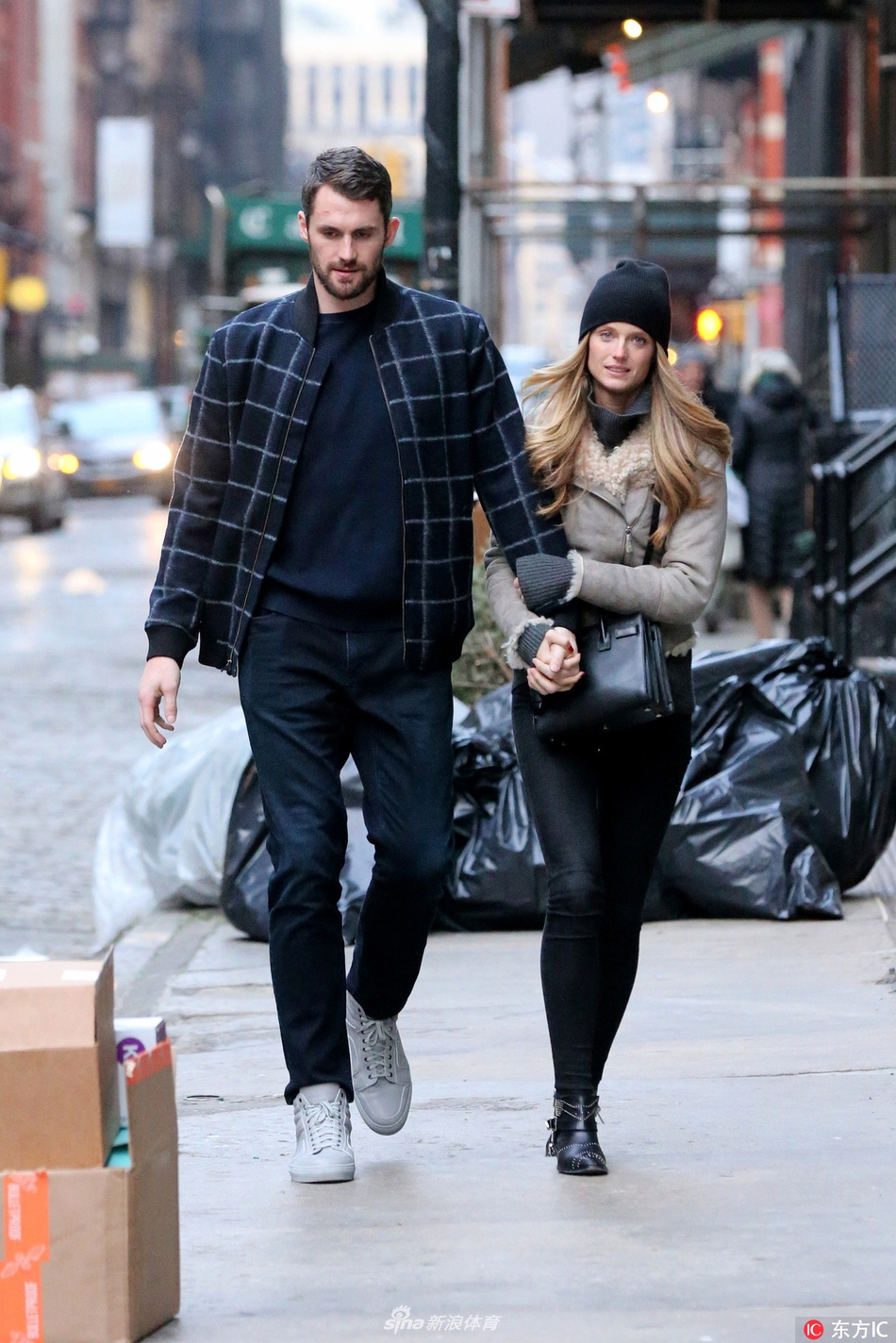 勒夫与女友手挽手恩爱撒狗粮