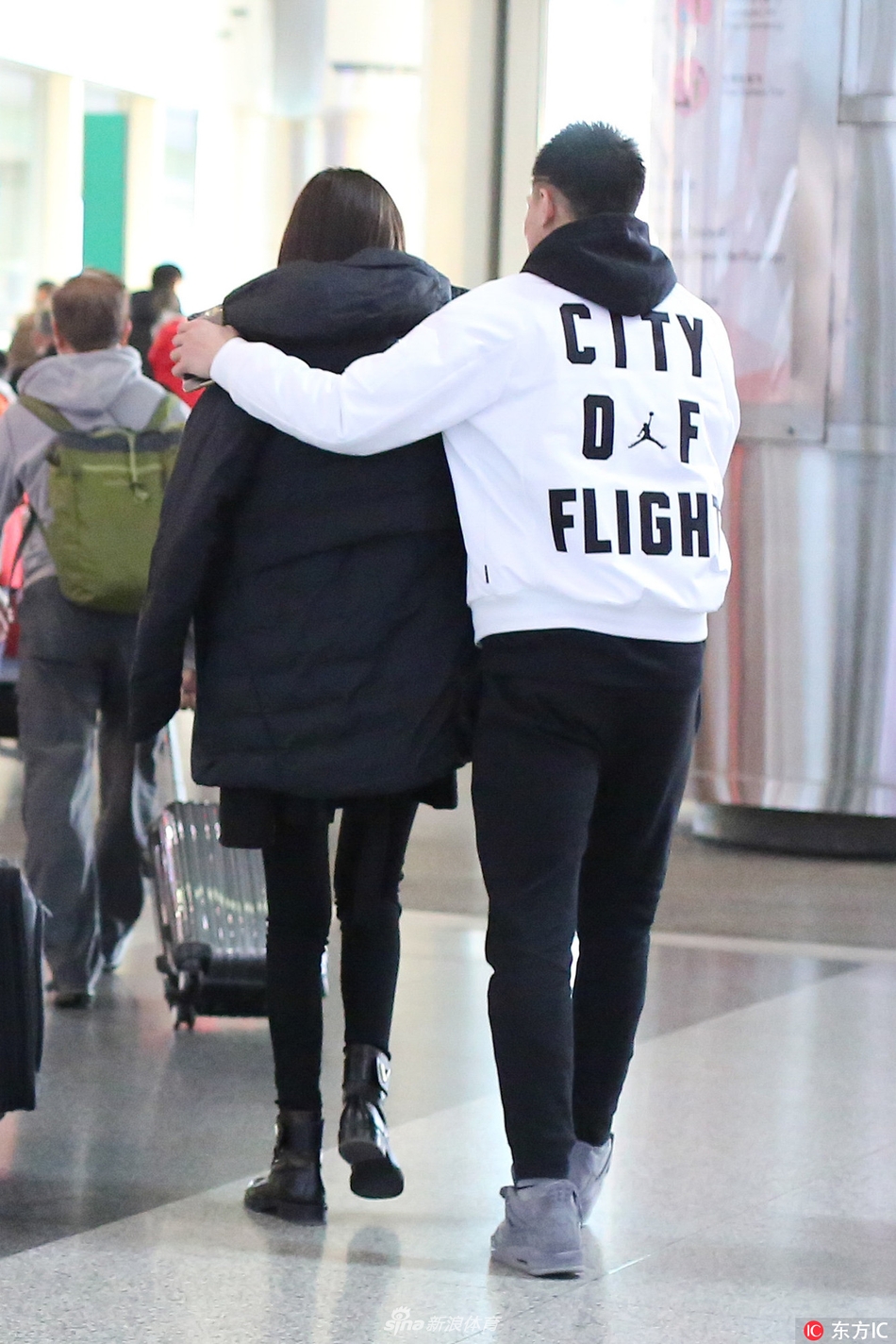 暖男!郭艾伦机场接机为女友披外套