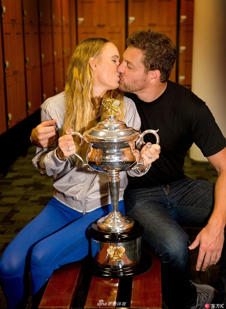 沃兹尼亚奇与大卫-李热吻撒狗粮