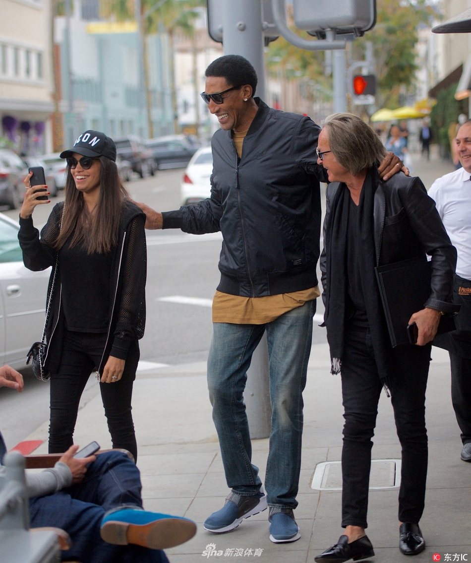 皮蓬与超模父亲逛街勾肩搭背