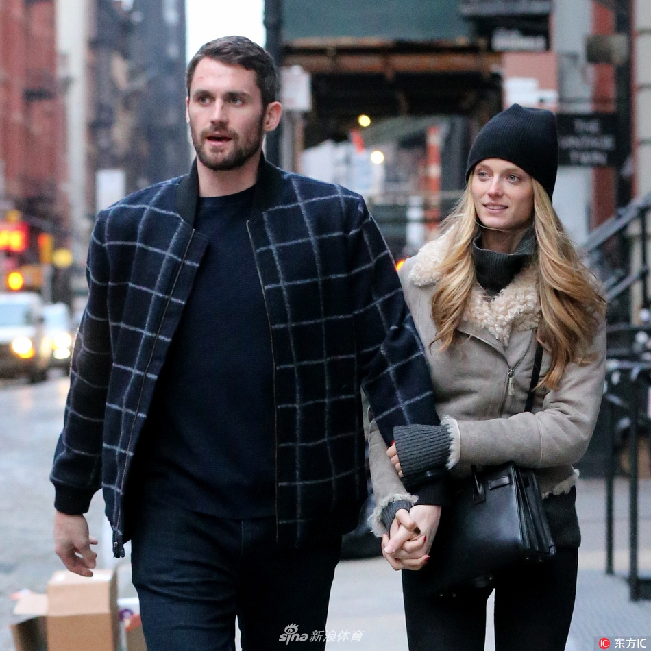 勒夫与女友手挽手恩爱撒狗粮