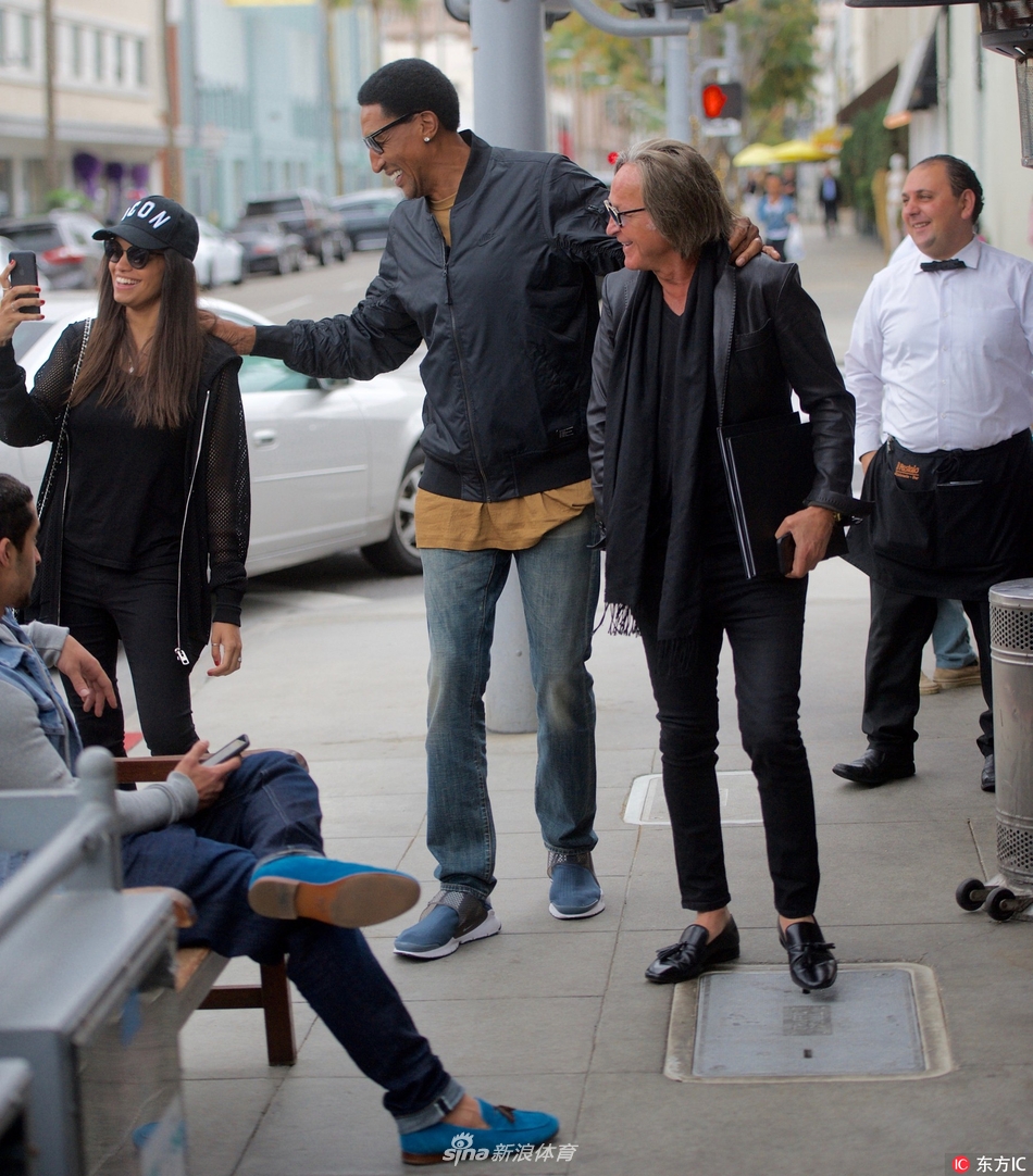 皮蓬与超模父亲逛街勾肩搭背