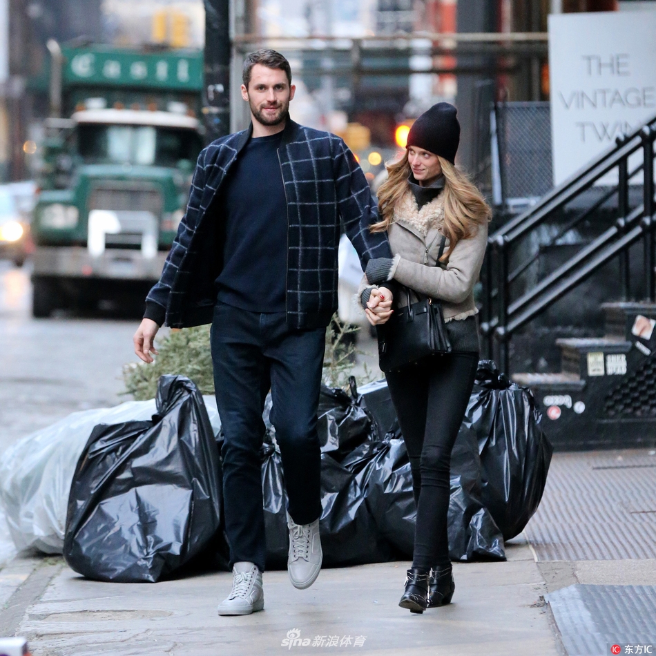 勒夫与女友手挽手恩爱撒狗粮