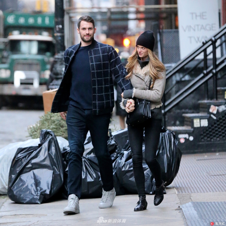 勒夫与女友手挽手恩爱撒狗粮