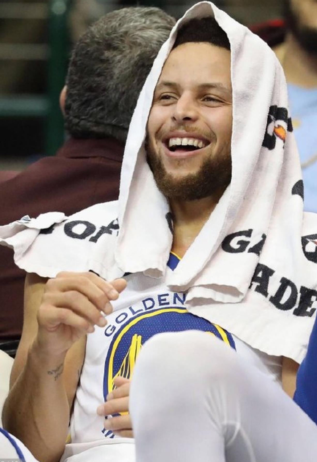 唉呀妈呀，这个三分投的真的是搞笑