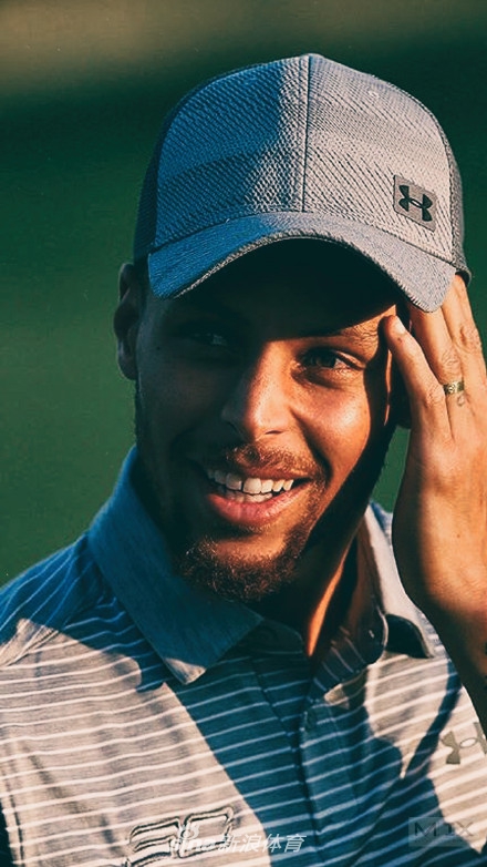 略显尴尬的微笑