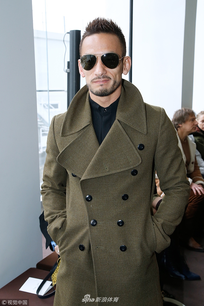 中田英寿墨镜大衣熟男范儿