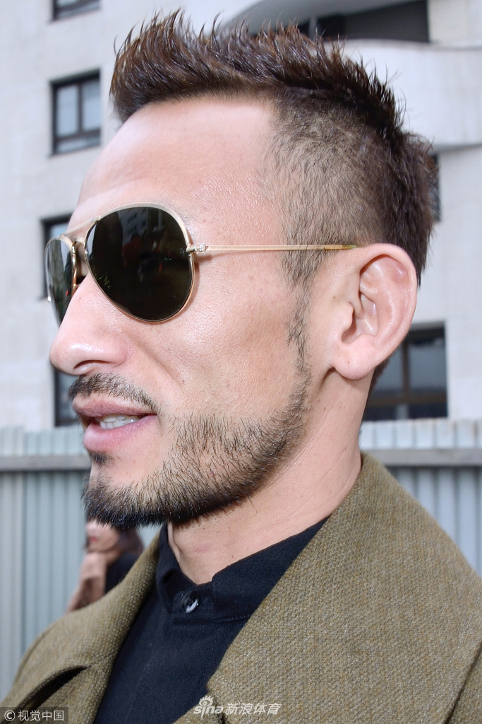 中田英寿墨镜大衣熟男范儿