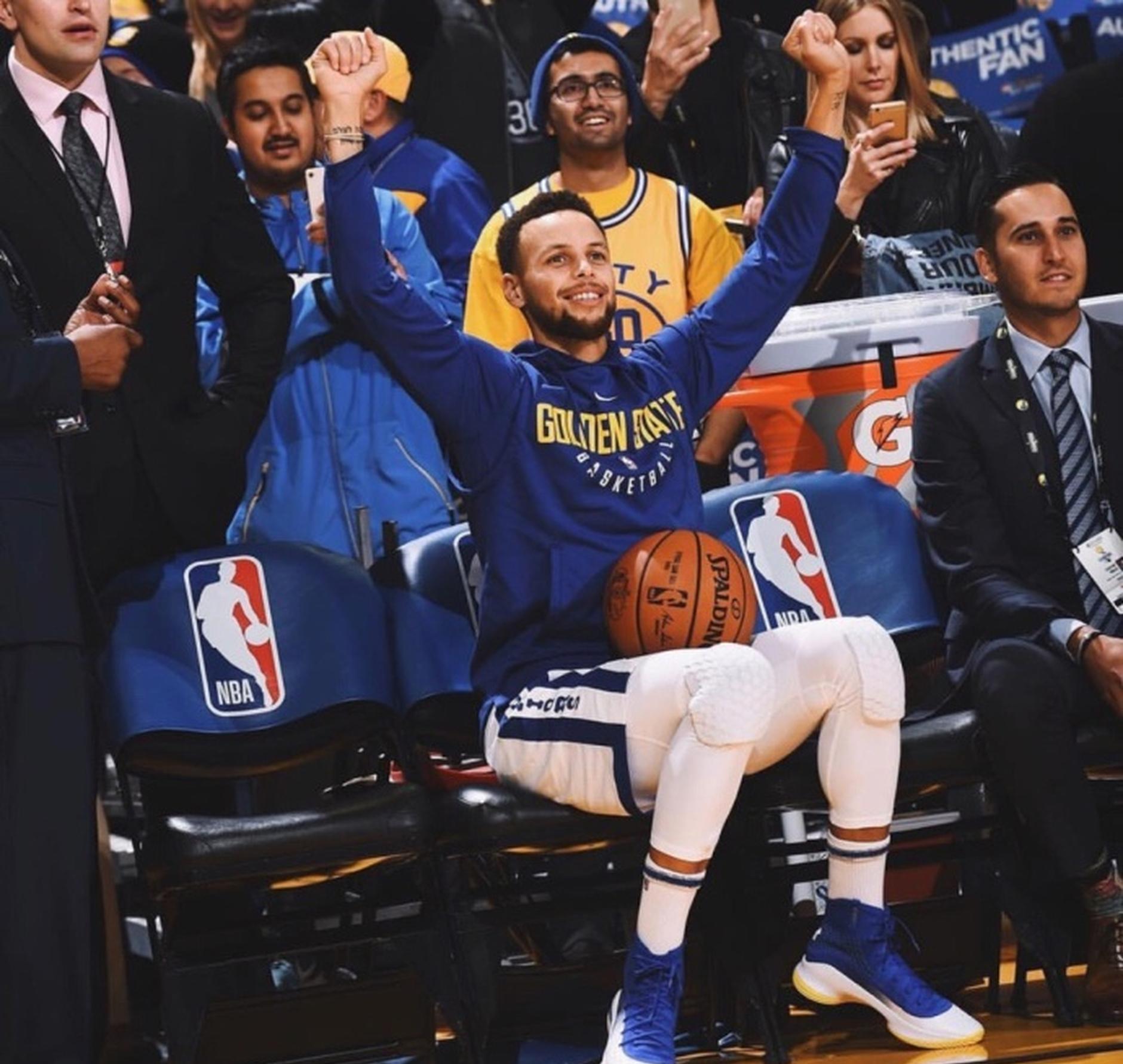 为场上的队友精彩表现举起兴奋的小拳头