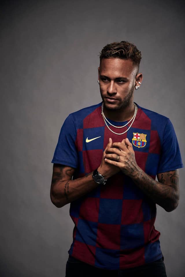 内马尔真要回巴萨了？球迷花式P图