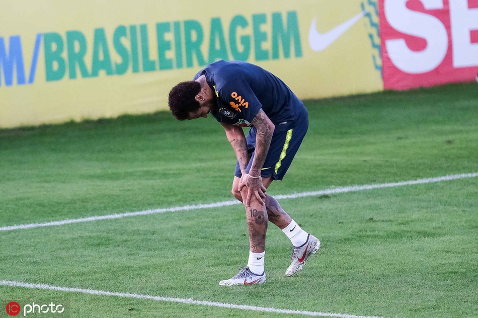 内马尔又伤了?一瘸一拐退出训练