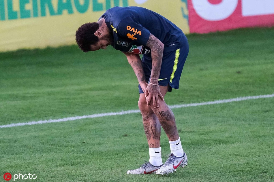 内马尔又伤了?一瘸一拐退出训练