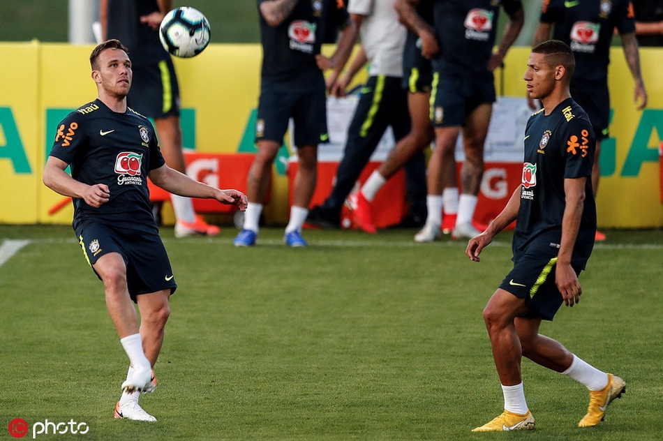 内马尔又伤了?一瘸一拐退出训练