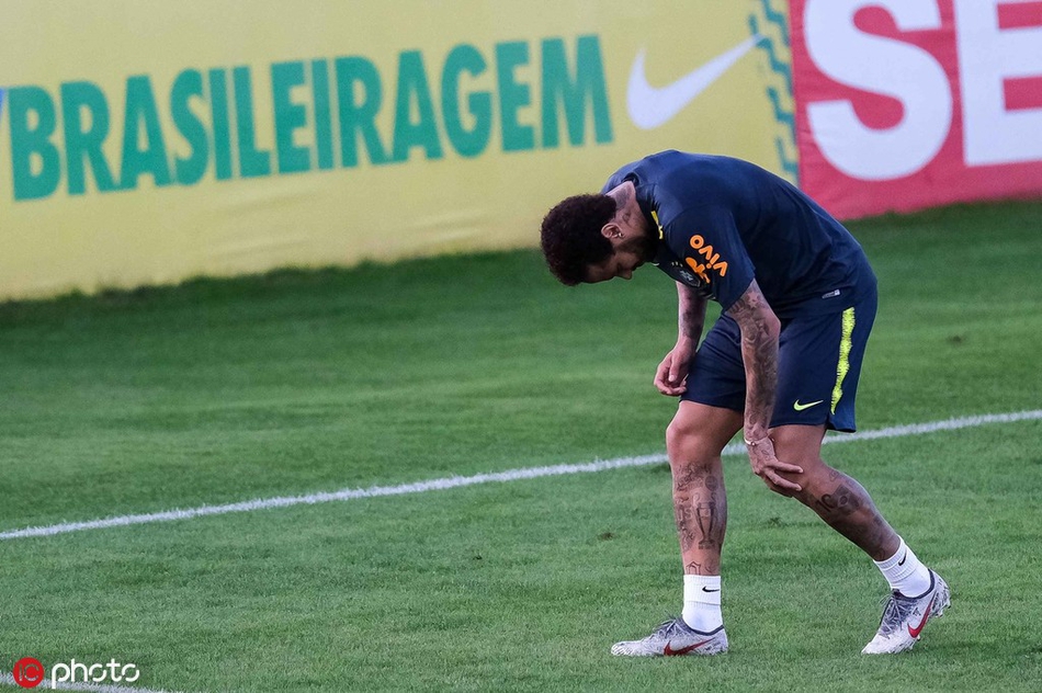 内马尔又伤了?一瘸一拐退出训练