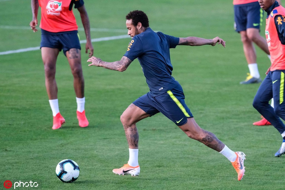 内马尔又伤了?一瘸一拐退出训练