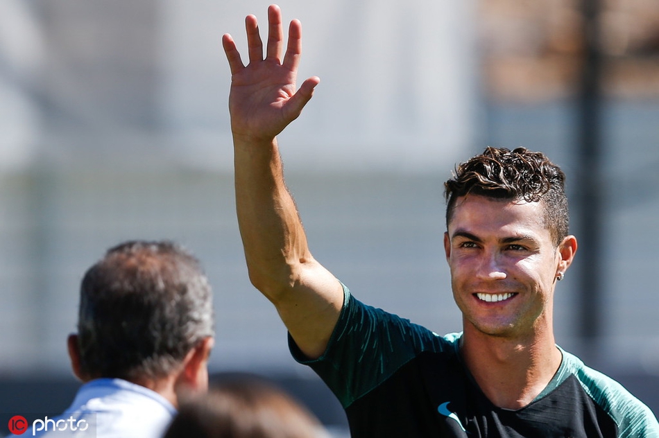 C罗练high了！这摆的啥奇怪造型