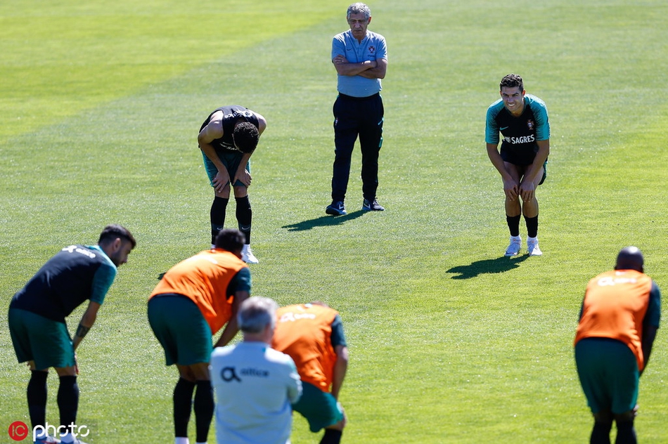 C罗练high了！这摆的啥奇怪造型