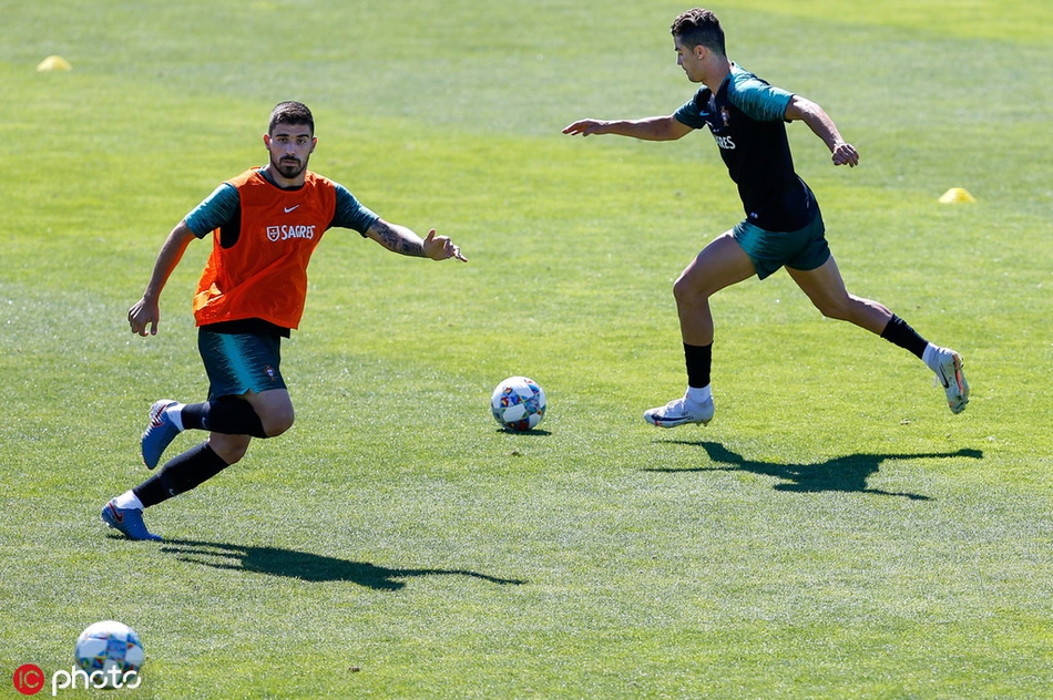 C罗练high了！这摆的啥奇怪造型