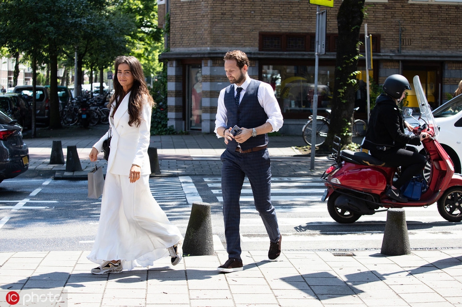 曼联旧将与新婚爱妻勾肩搂腰