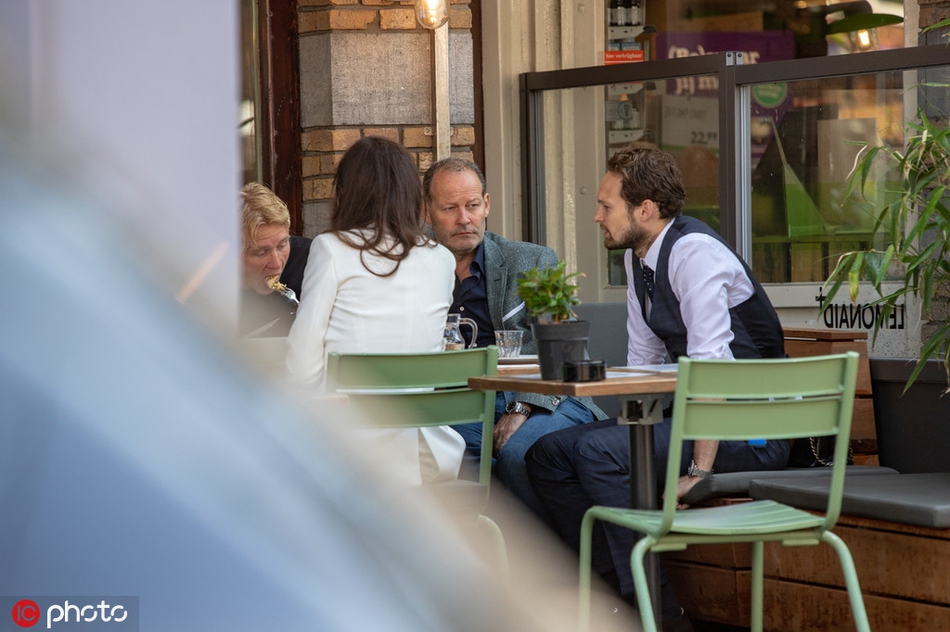 曼联旧将与新婚爱妻勾肩搂腰