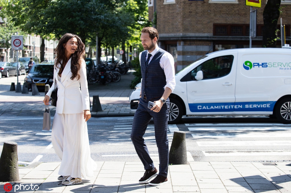 曼联旧将与新婚爱妻勾肩搂腰