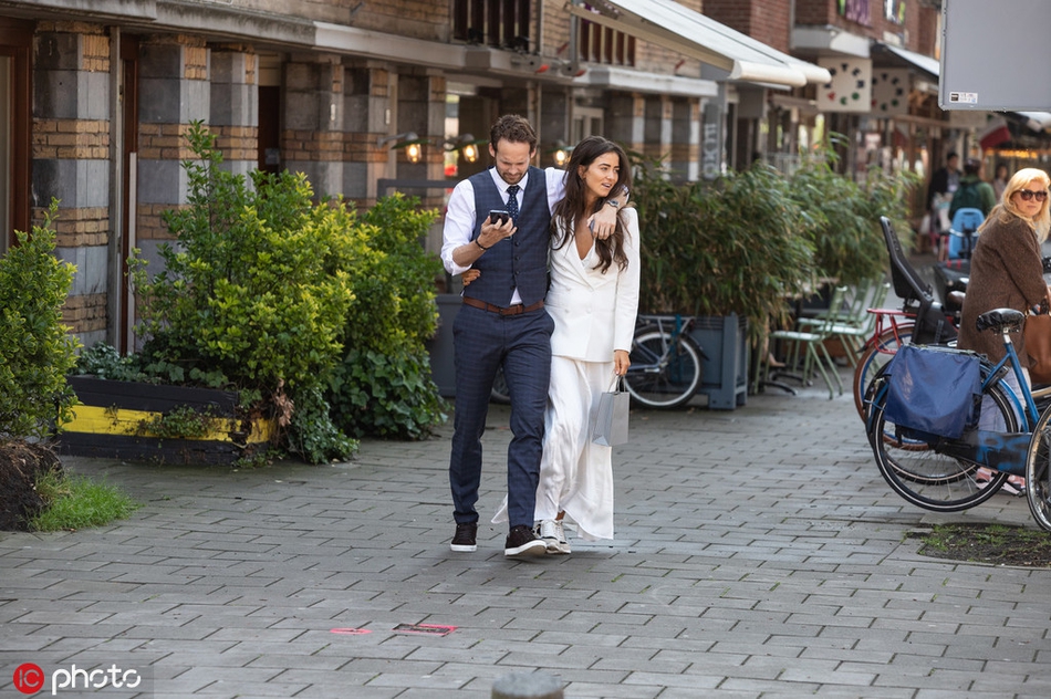 曼联旧将与新婚爱妻勾肩搂腰