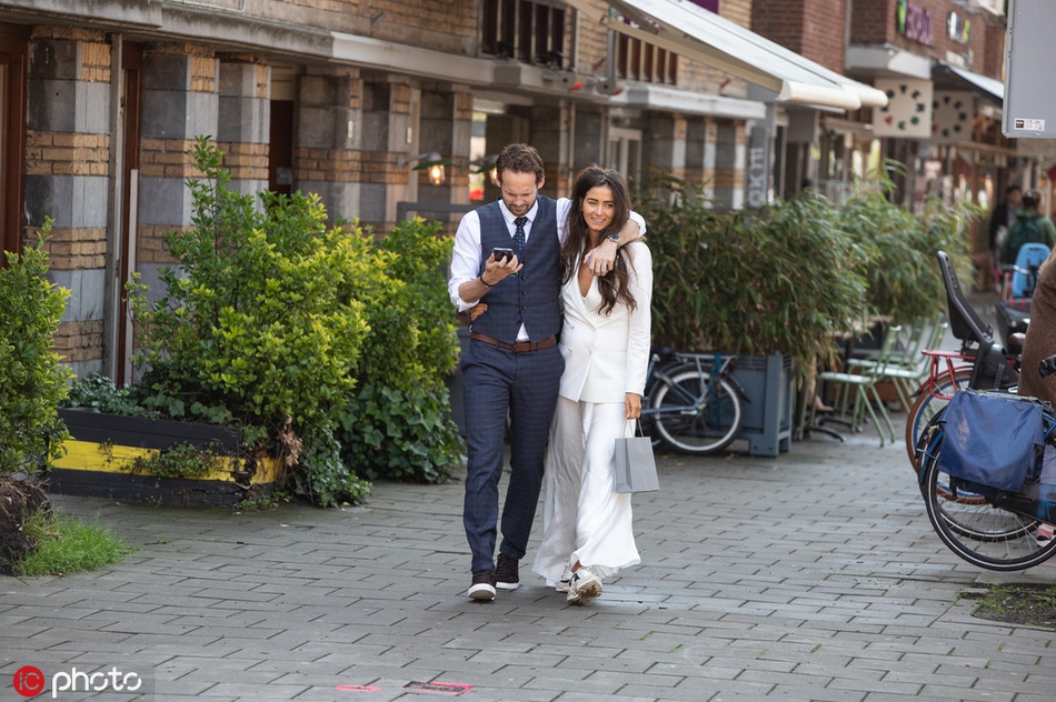 曼联旧将与新婚爱妻勾肩搂腰