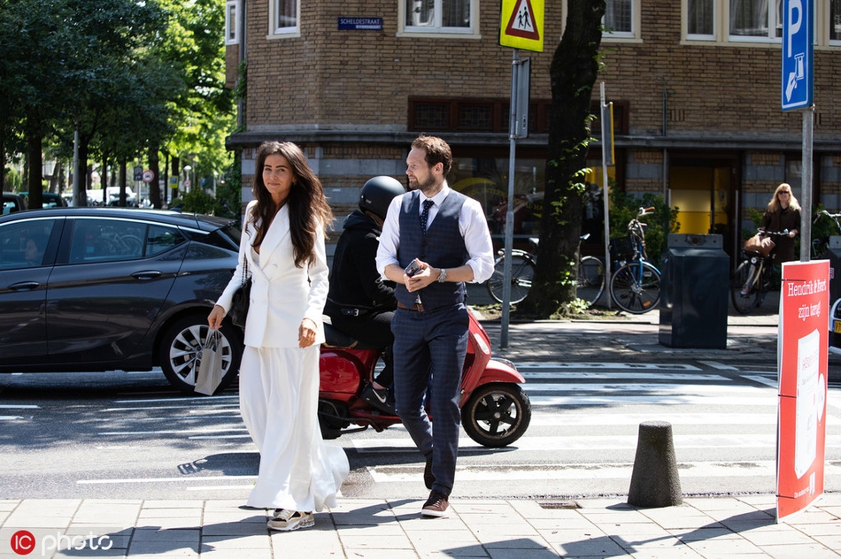 曼联旧将与新婚爱妻勾肩搂腰