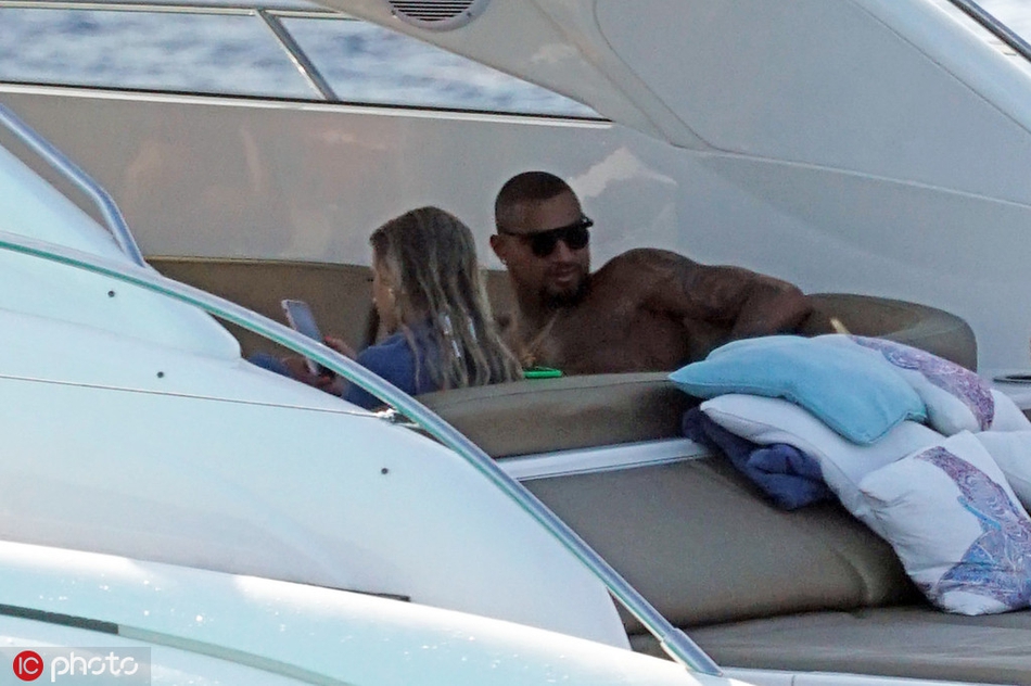 巴萨悍将度假照 美女作伴