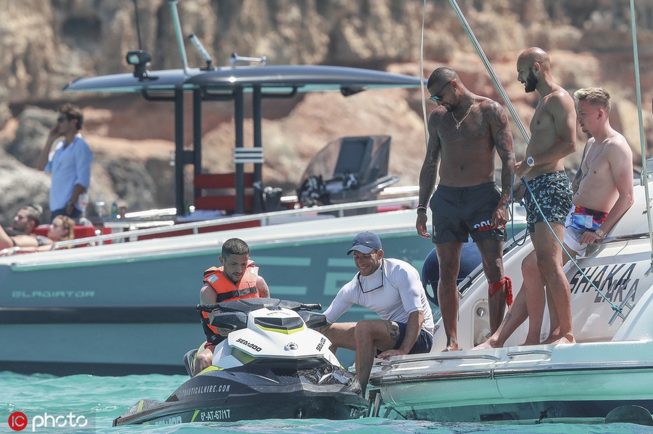 巴萨悍将度假照 美女作伴