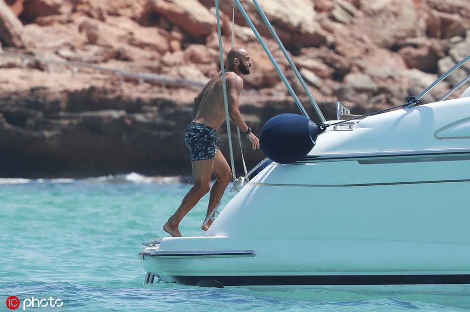 巴萨悍将度假照 美女作伴