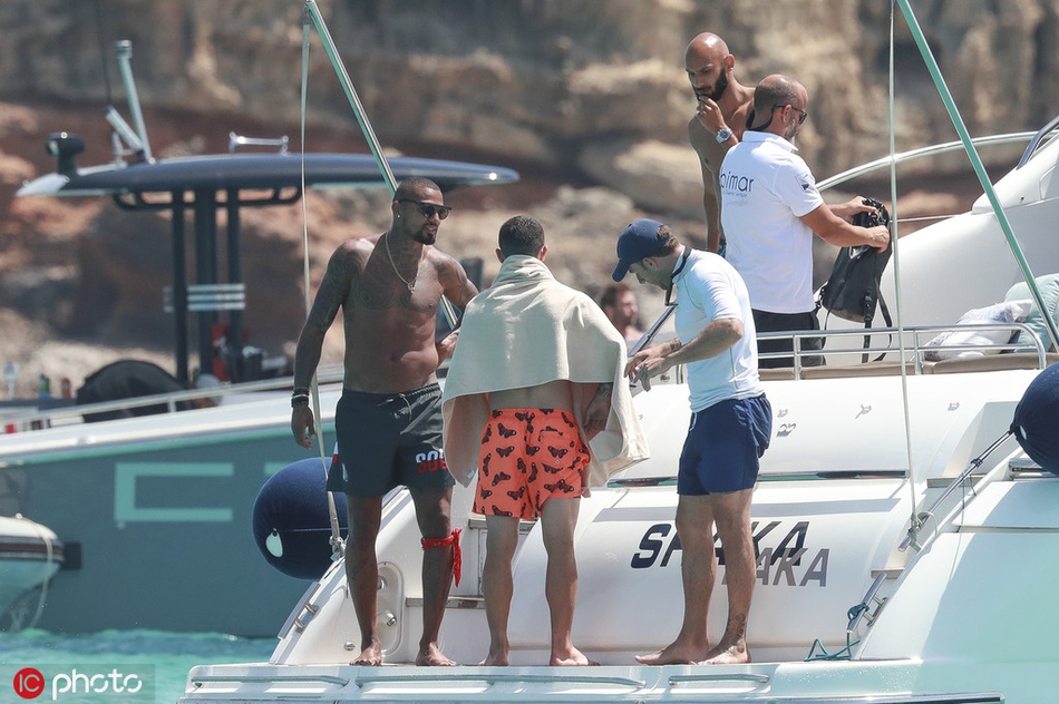 巴萨悍将度假照 美女作伴