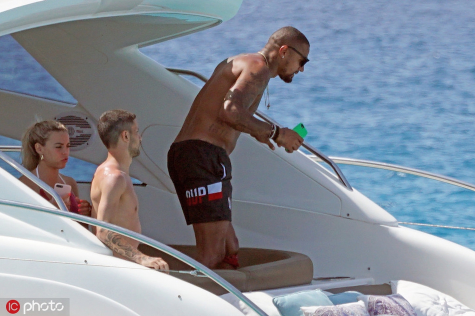 巴萨悍将度假照 美女作伴