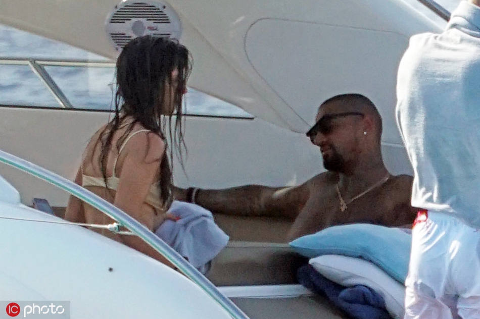 巴萨悍将度假照 美女作伴