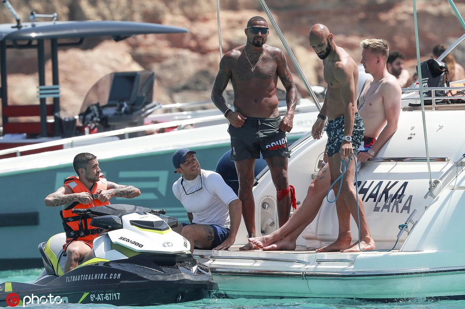 巴萨悍将度假照 美女作伴