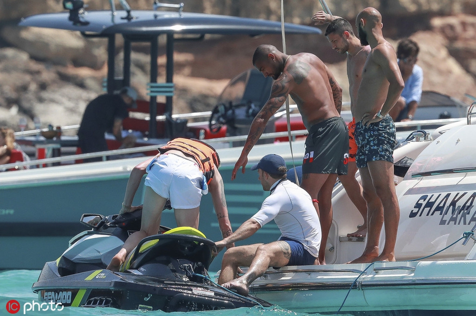 巴萨悍将度假照 美女作伴