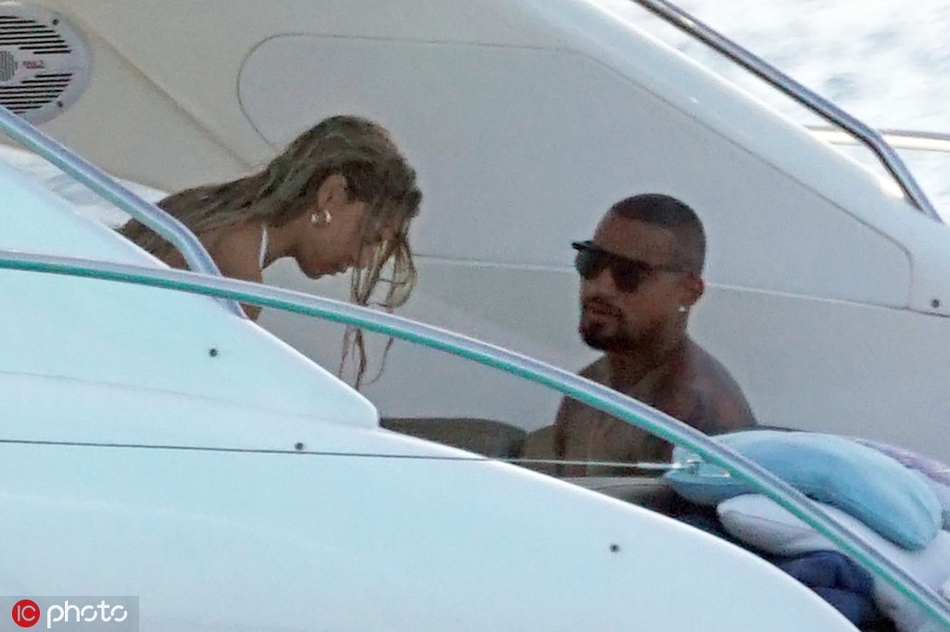 巴萨悍将度假照 美女作伴