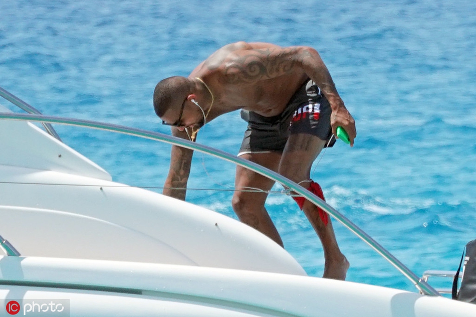 巴萨悍将度假照 美女作伴