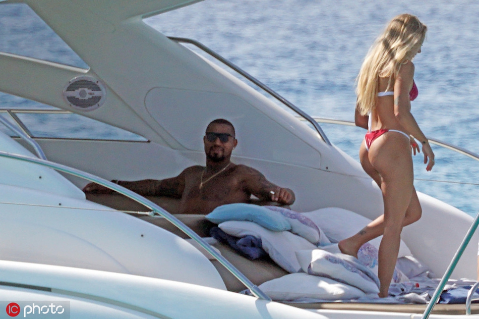 巴萨悍将度假照 美女作伴