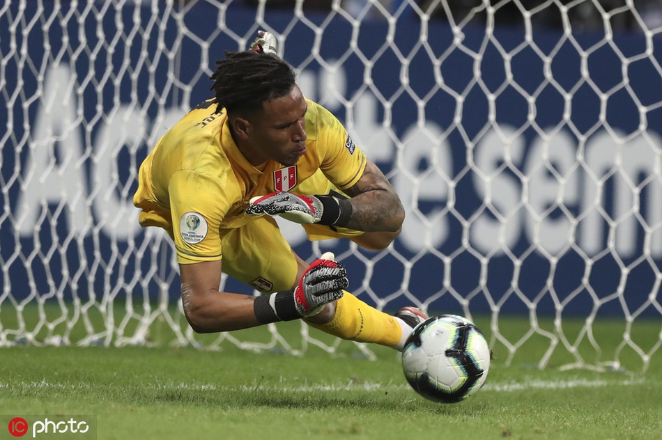 苏牙罚失点球 出局后掩面痛哭