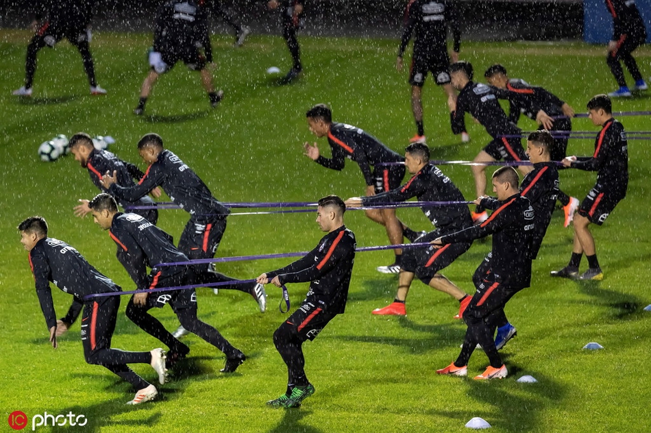 智利备战 悍将这发型太抢眼