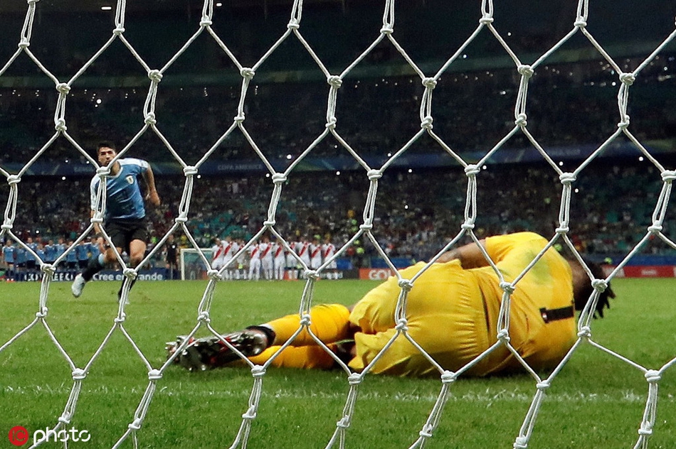 苏牙罚失点球 出局后掩面痛哭