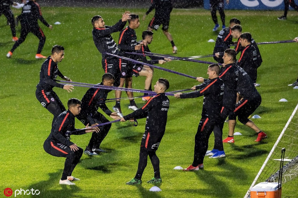 智利备战 悍将这发型太抢眼