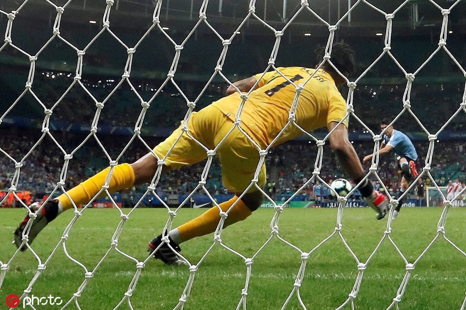 苏牙罚失点球 出局后掩面痛哭