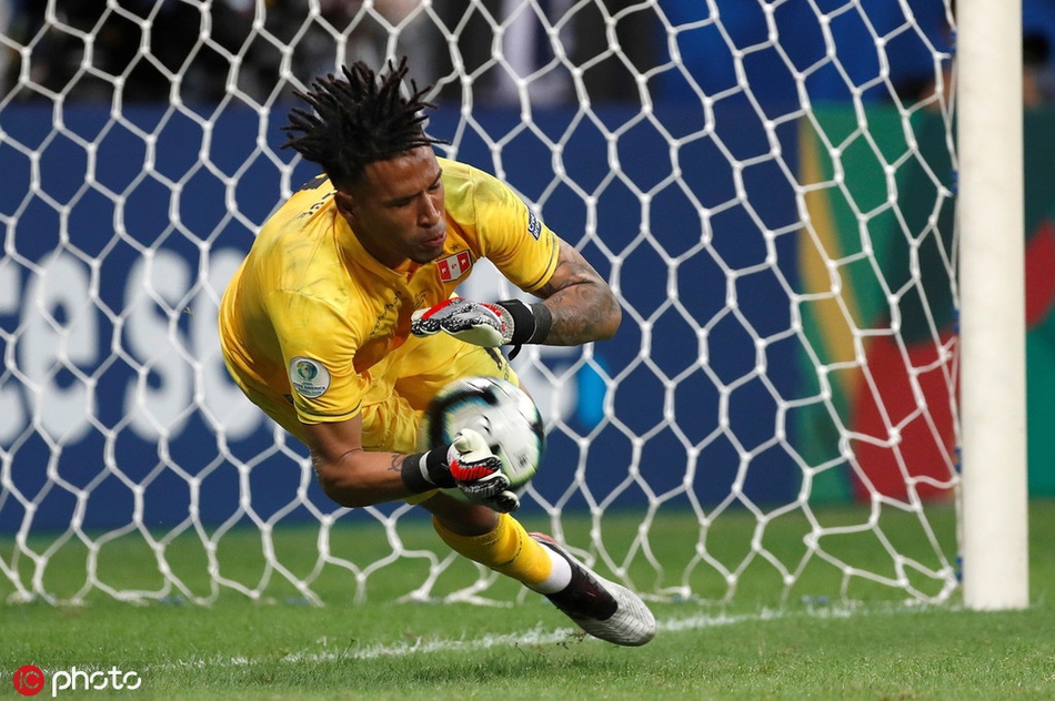 苏牙罚失点球 出局后掩面痛哭