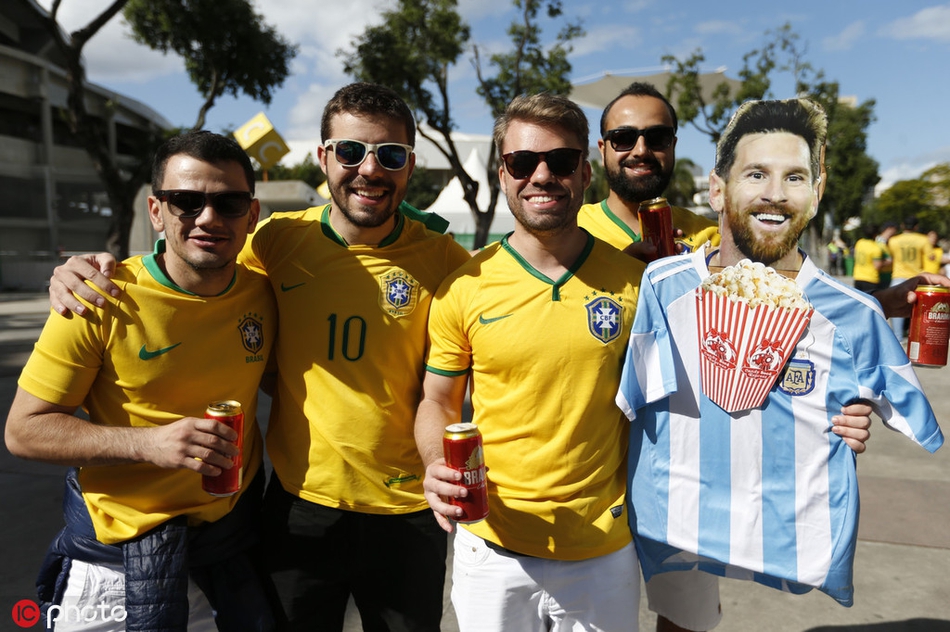 巴西球迷嘲讽梅西:决赛你只能看着