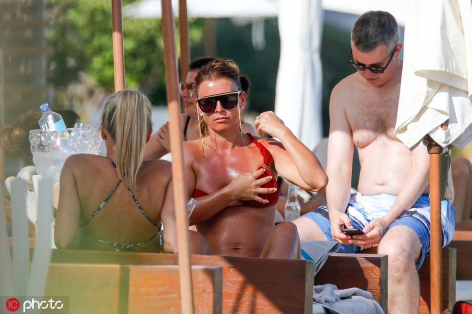 鲁尼娇妻光天化日下脱衣解罩