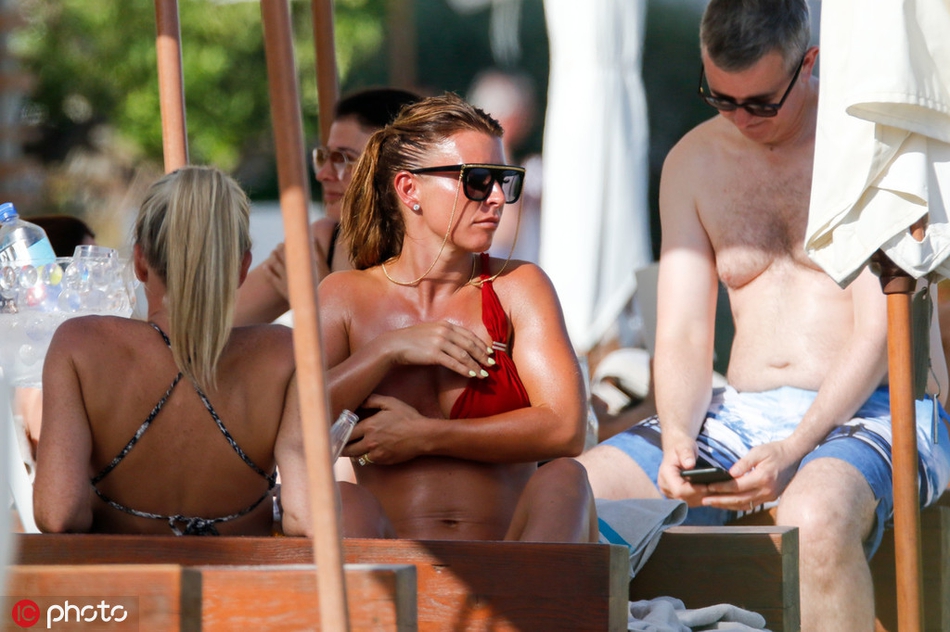 鲁尼娇妻光天化日下脱衣解罩